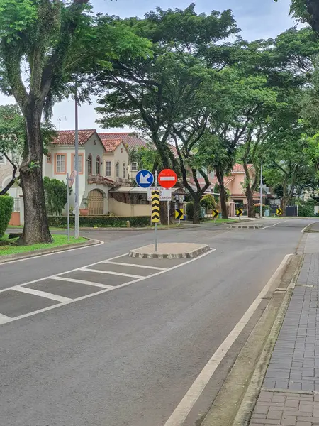 Rezidans caddelerinde geziniyor. Mahallede Güvenli Araba Kullanım İşaretleri ve Trafik İşaretleri. Yön tabelası yok ve bir tabela çevrilmiş. Güvenlik için en fazla 30 km. Yavaşla.