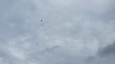 Mavi gökyüzünde uçan uçurtma.