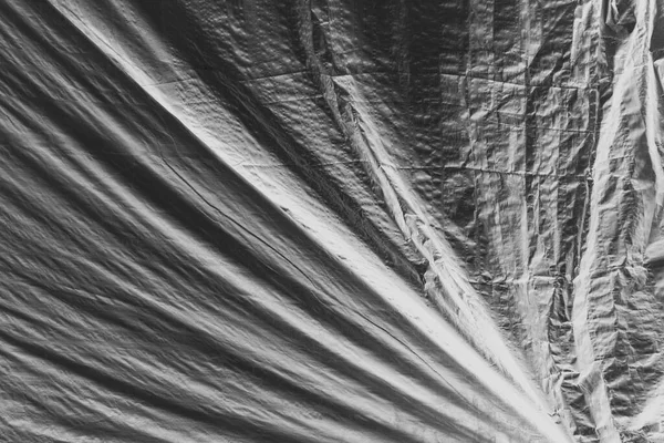 Bilinmeyen Bir Nesneyi Örten Muşamba Kumaşın Içinde Katlanır — Stok fotoğraf