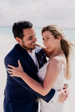 Yeni evli bir çift birbirlerine saf sevgiyle sarılıyorlar.