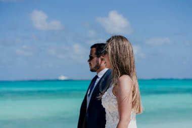 evli çift Sahilde yürüyüş