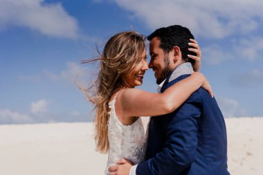 Yeni evliler düğün oturumunda