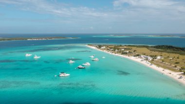 Karayip Denizi Körfezi Güzel beyaz kumla