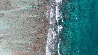 Kristal berrak suların insansız hava aracı ve Karayip Denizi 'ndeki bariyer resifinin güzel yukarıdan görünüşü
