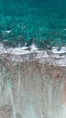 Kristal berrak suların insansız hava aracı ve Karayip Denizi 'ndeki bariyer resifinin güzel yukarıdan görünüşü