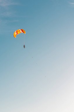 Parasailing yapmak için güzel bir sahil günü