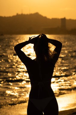 Sahilde gün batımı Güzel siluetlerle