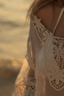 Plaj elbiseleriyle oynayan kadın.