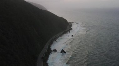 Dağın kıyısındaki yol ve Karayipler 'deki sahil yolu dağın kıyısındaki yol ve Karayipler' deki sahil.