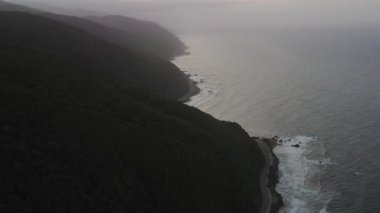 Dağın kıyısındaki yol ve Karayip denizindeki plaj.