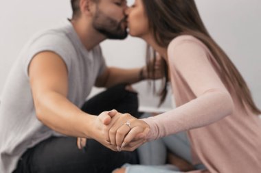 Güzel çift yüzükle bağlılıklarını gösteriyor.