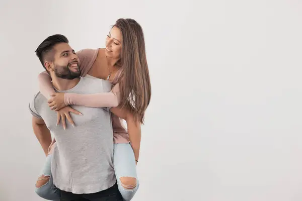 Gelin ve damat birbirlerinin üstünde oynuyorlar, kopya ve beyaz arkaplan için boşluk var.
