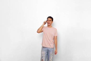 Genç adam yeni bir akıllı telefon aldığında mutlulukla gülümsüyor.