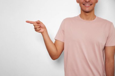 Beyaz arka plandaki mutlu genç adam