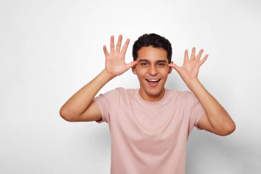 Beyaz arka plandaki mutlu genç adam