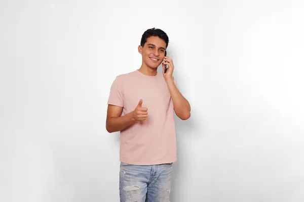 Genç adam yeni bir akıllı telefon aldığında mutlulukla gülümsüyor.