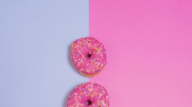 Pembe ve mavi arka planda taze pişmiş donut.