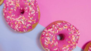 Pembe ve mavi arka planda taze pişmiş donut.