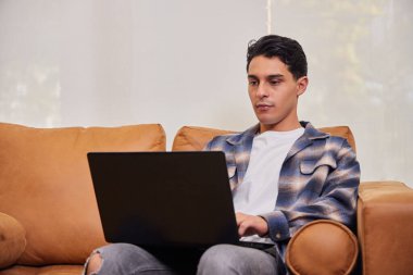 Genç adam evde çalışmaktan mutlu.