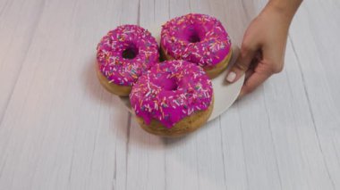 Sade bir arka planda kremalı lezzetli, parlak çörekler. Tatil tablosu özelliği