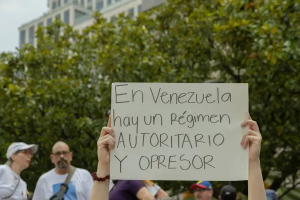 stock image Poster protesting the Venezuelan government that says: There is an authoritarian and oppressive regime in Venezuela. 