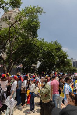 Mexico City Mexico - 17 Ağustos 2024: Venezuela seçimlerinde yolsuzluğu protesto eden insanlar