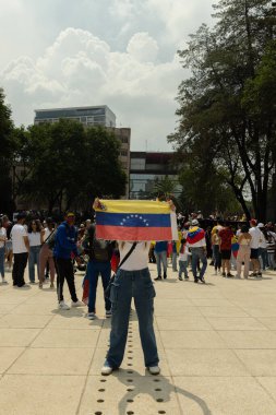 Mexico City Mexico - 17 Ağustos 2024: Venezuela seçimlerinde halk, devrim anıtında birçok bayrakla dolandırıcılığı protesto etti.