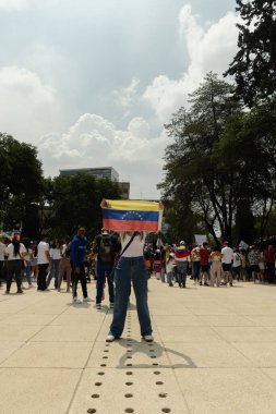 Mexico City Mexico - 17 Ağustos 2024: Venezuela seçimlerinde halk, devrim anıtında birçok bayrakla dolandırıcılığı protesto etti.