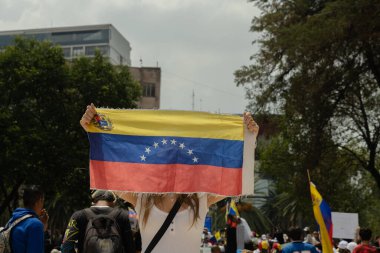Mexico City Mexico - 17 Ağustos 2024: Venezuela seçimlerinde halk, devrim anıtında birçok bayrakla dolandırıcılığı protesto etti.