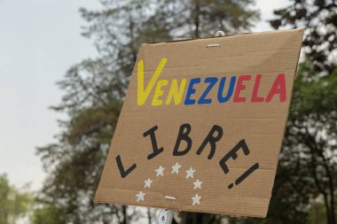 Venezuela muhalefeti, halk başkanlık seçim sonuçlarını protesto ediyor, şehrin sokaklarına pankart asıyor. Demokrasi ve aktivizm