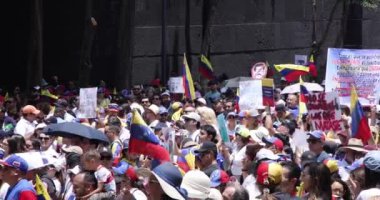 Mexico City Mexico - 17 Ağustos 2024: Venezuela seçimlerinde yolsuzluğu protesto eden insanlar