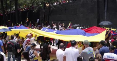 Mexico City Mexico - 17 Ağustos 2024: Venezuela seçimlerinde yolsuzluğu protesto eden insanlar