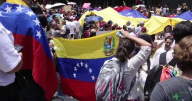 Mexico City Mexico - 17 Ağustos 2024: Venezuela seçimlerinde yolsuzluğu protesto eden insanlar
