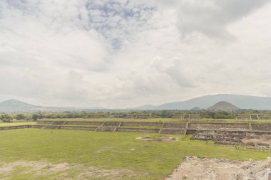 Güneşli bir günde, arka planda Ay Piramidi olan insanlar olmadan Güneş Piramidi yan görüntüsü
