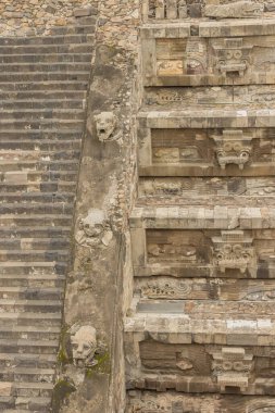 Merdivenlerin detayları ve Teotihuacan piramitlerinin Tlaloc ve Quetzalcoatl liderleriyle süslenmesi.