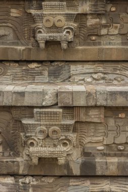 Merdivenlerin detayları ve Teotihuacan piramitlerinin Tlaloc ve Quetzalcoatl liderleriyle süslenmesi.