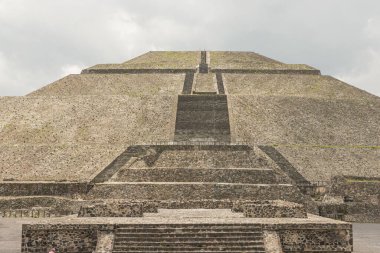 Meksika 'daki Teotihuacan antik Aztek şehrinde Büyük Güneş Piramidi