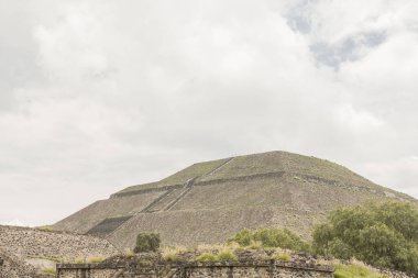 Meksika 'daki Teotihuacan antik Aztek şehrinde Büyük Güneş Piramidi' nin manzarası