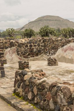 Arkasında oğlunun piramidi olan Teotihuacan antik kentinin kalıntıları.