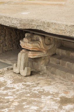 Tüylü yılanın başıyla Aztek merdiveninin sonu.