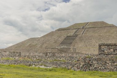 Meksika 'daki Teotihuacan antik Aztek şehrinde Büyük Güneş Piramidi' nin manzarası