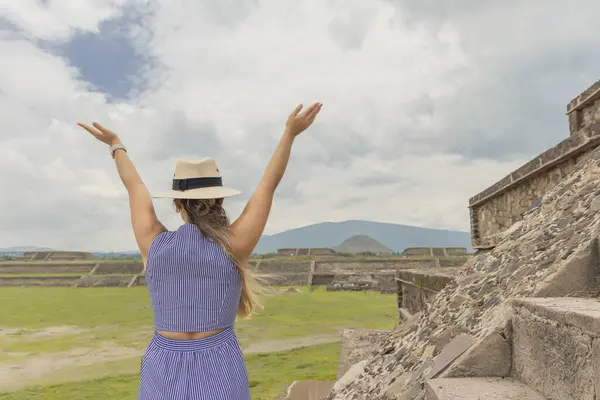 Güzel Latin kadın teotihuacan piramitlerinin tadını çıkarmaktan çok mutlu.