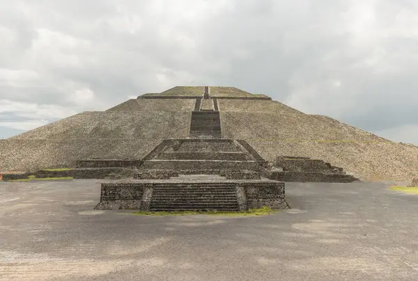 Meksika 'daki Teotihuacan antik Aztek şehrinde Büyük Güneş Piramidi