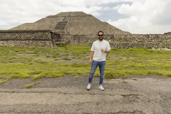 Mexico City Piramitlerini keşfeden Latin bir gencin portresi.