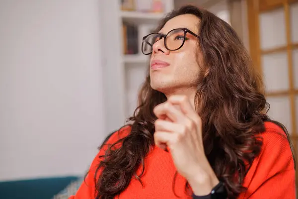 Düşünceli ve olumlu ifadeleri olan ikili olmayan insanların yüzleri.