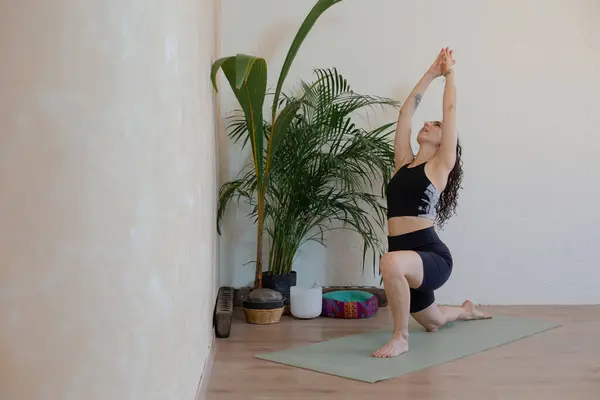 Yoga yapan, güneş selamı veren tatlı Latin bir kadın.