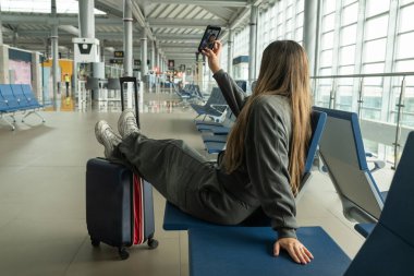 Havaalanında selfie çeken genç Latin kız.