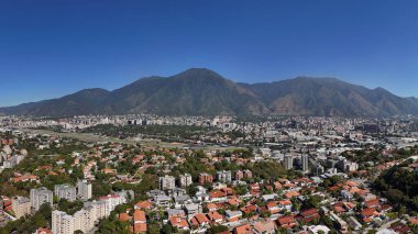 Caracas City, Venezuela 'da, Caracas ve Avila adındaki ikonik dağın panoramik görüntüsünde, Caracas City' nin geniş bir manzarasını gösteriyor.