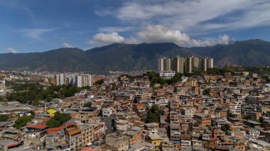 Caracas 'ın panoramik manzarası ve Avila adındaki ikonik dağ, Caracas şehrini geniş açıdan gösteriyor.