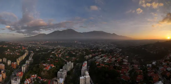 Caracas ve Avila adındaki ikonik dağın gündoğumu panoramik manzarası Caracas şehrini geniş bir açıdan gösteriyor.